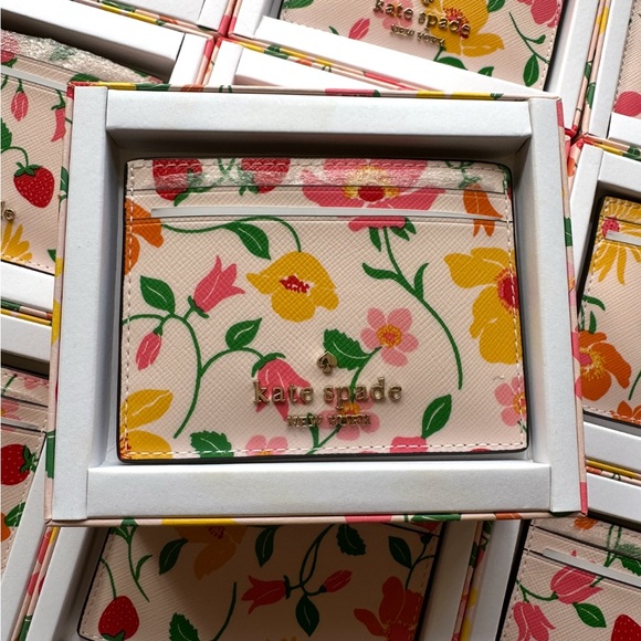 kate spade Handbags - ❤️❤️❤️Kate Spade Floral Card Holder❤️❤️❤️